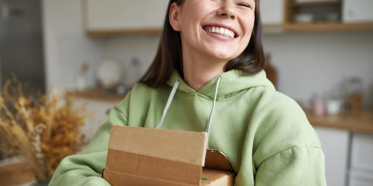 ecommerce delivery shipping box parcel happy customer retail omnichannel